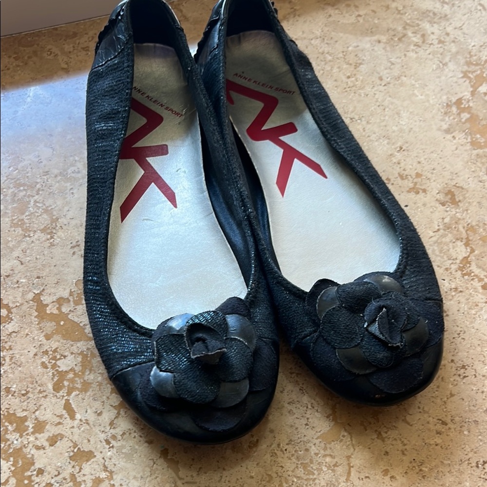 Ann Klein
Women's Shoes with Floral Detail